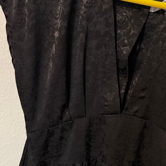 BEAUTIFUL floral black vintage inspired Urban Renewal Vneck dress with buttons - Picture 3 of 8